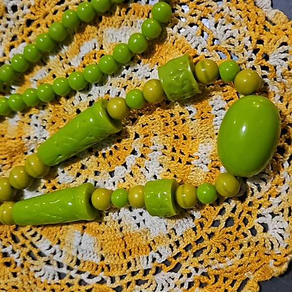 Vintage Green Carved Lucite Beaded Statement Necklace - Picture 2 of 9